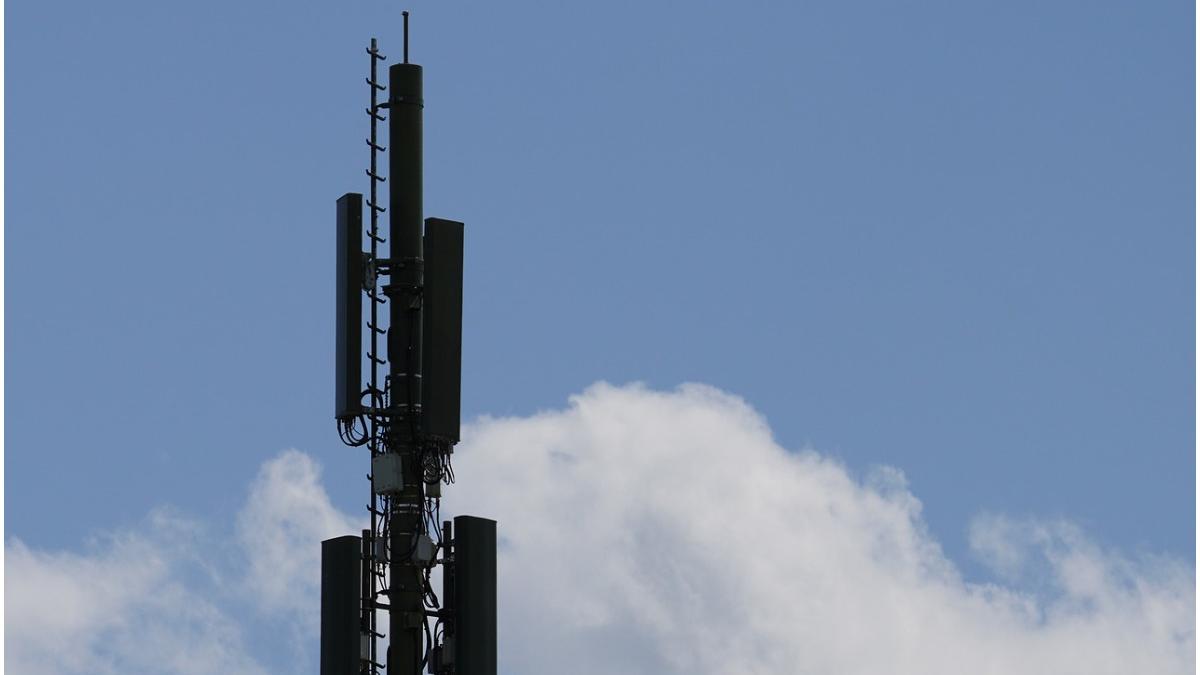 calugari au incendiat antena 5g