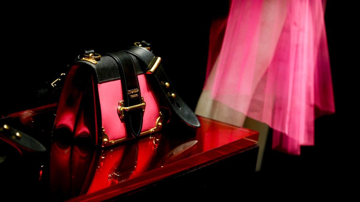 romani angajati prada 250 euro salariu genti lux