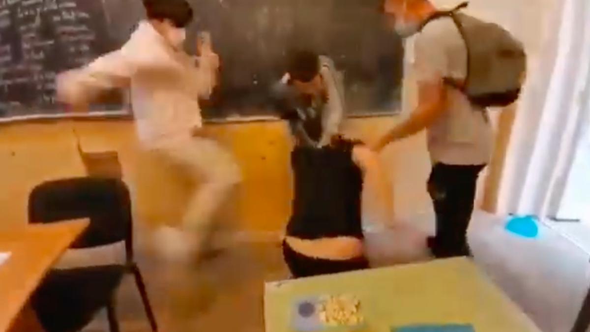 trei elevi retinuti si unul internat la psihiatrie dupa bataia de la scoala din lipova arad