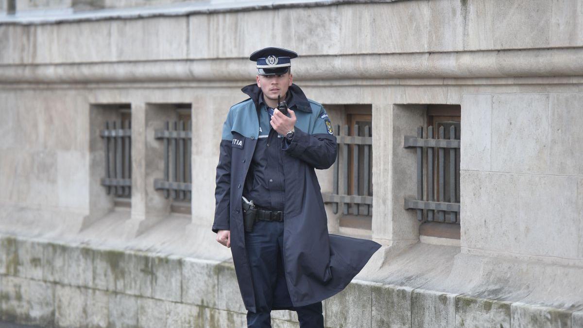 politia romana cumpara telefoane tablete performante agenti verificare certificat covid