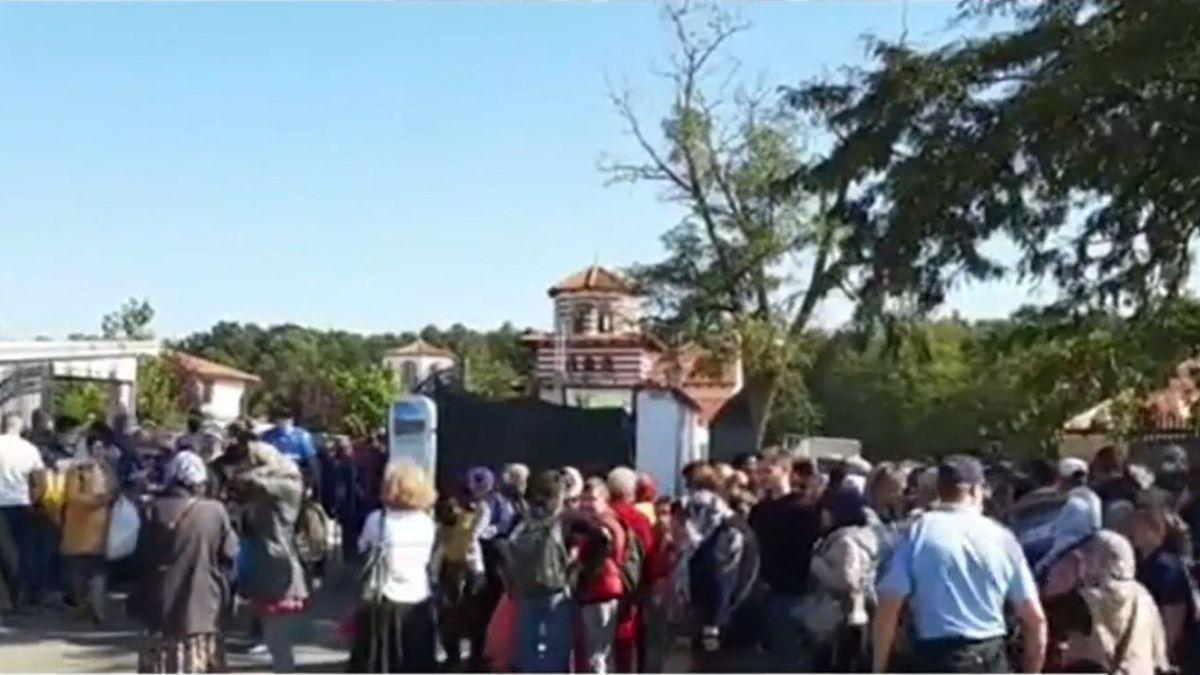 imbulzeala la moaste mii de enoriasi nu au tinut cont de regulile de protectie