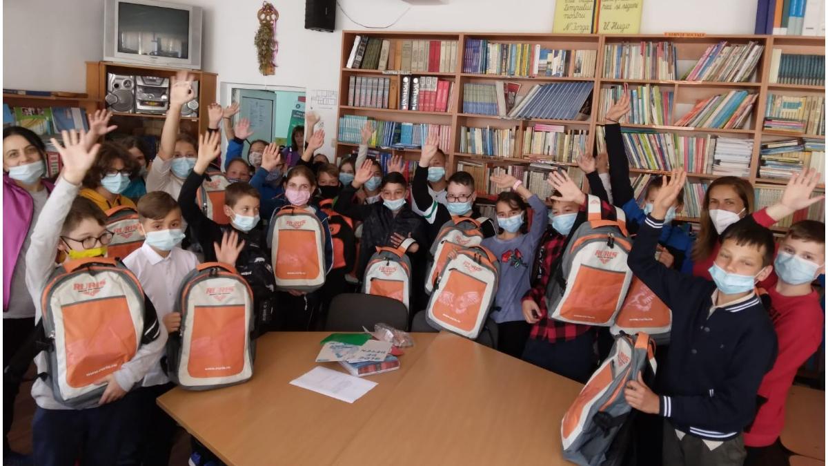 5 000 de elevi din 44 de scoli au primit ghiozdane complet echipate pentru noul an scolar