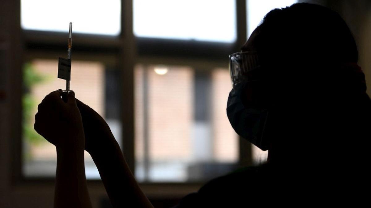 persoana vaccinata doua doze schema completa a treia doza