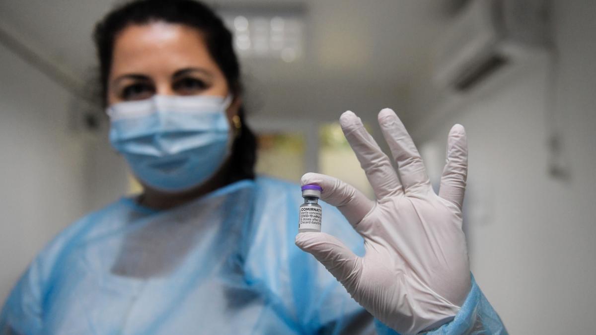 primii romani care au primit cea de a treia doza de vaccin anti covid au fost medicii din timisoara