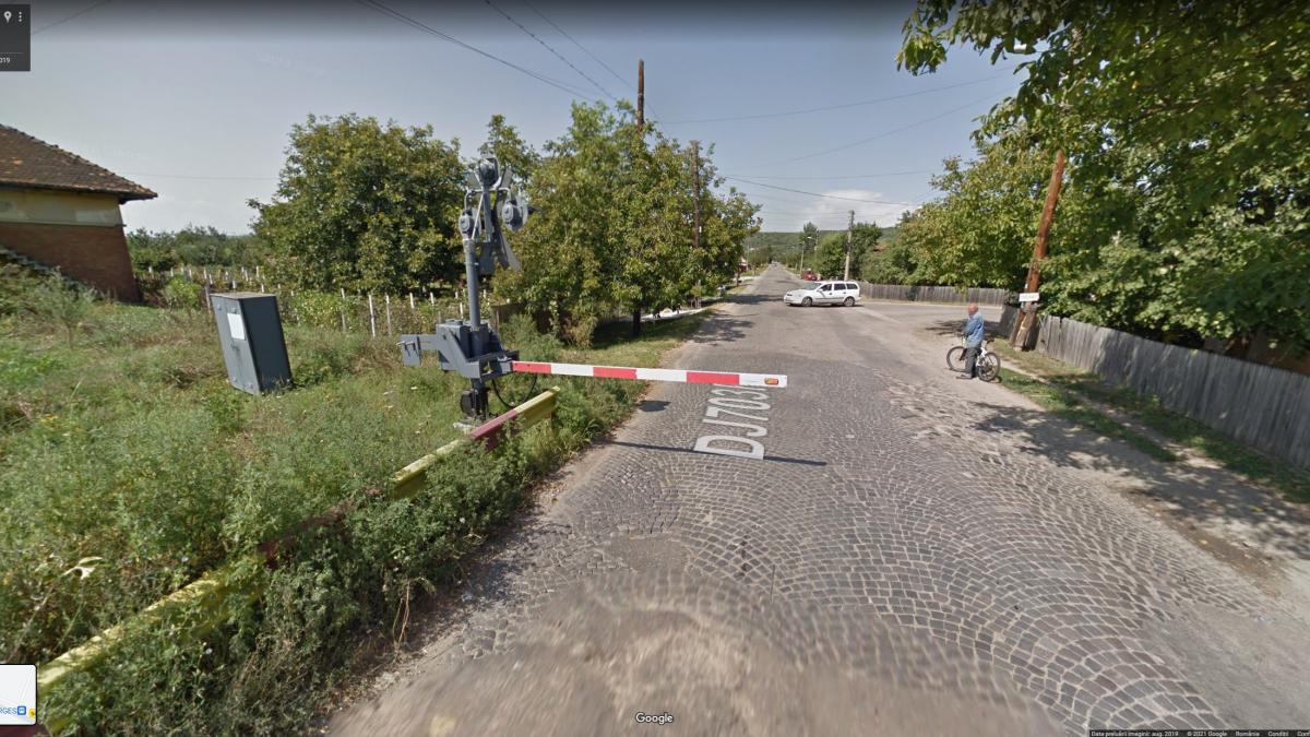 sofer arges surprins pe calea ferata de google maps