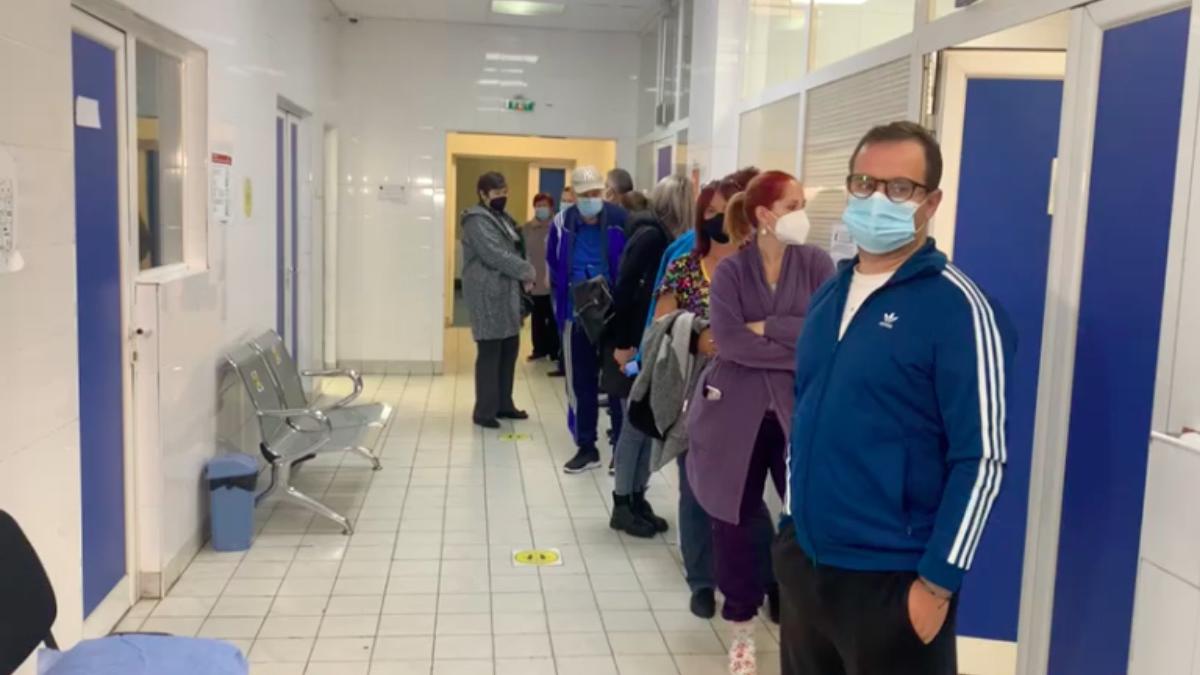 cozi uriase la centrele de vaccinare din timisoara cei mai multi cer a treia doza de vaccin