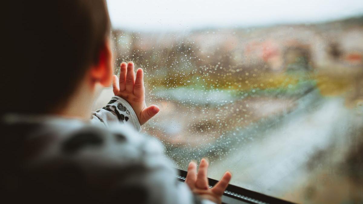 fetita patru ani germania grija surori tata mort