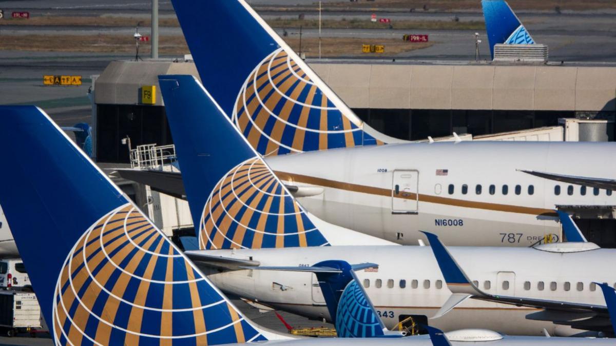 united airlines angajati nevaccinati concediati covid 19