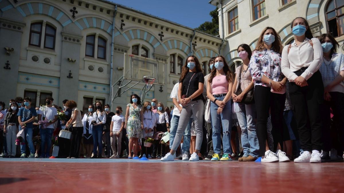 cursurile se suspenda la o scoala daca 50 la suta dintre clase invata online covid 19