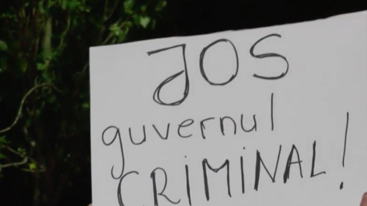 protest in fata spitalului de boli infectioase constanta dupa incendiul din sectia ati se cer