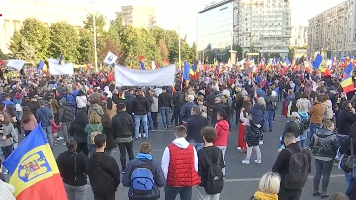 imagini din piata victoriei aproximativ mii de oameni proteseaza impotriva restrictiilor