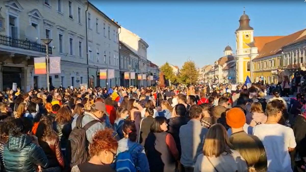 sute de oameni au iesit in strada la cluj napoca si timisoara