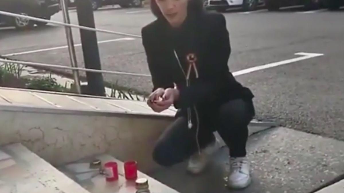 constantenii i au aprins lumanari lui vergil chitac pe treptele primariei protest incendiu spital