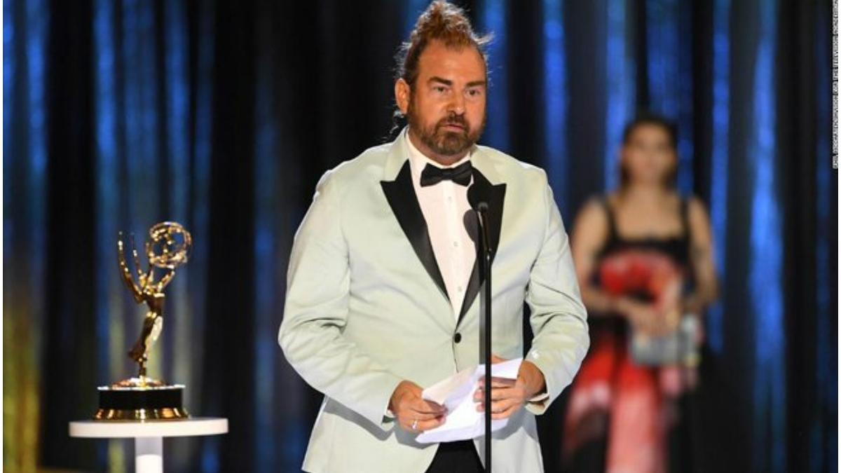 castigatorul premiului emmy pentru serialul bridgerton a murit de covid 19 era vaccinat cu ambele