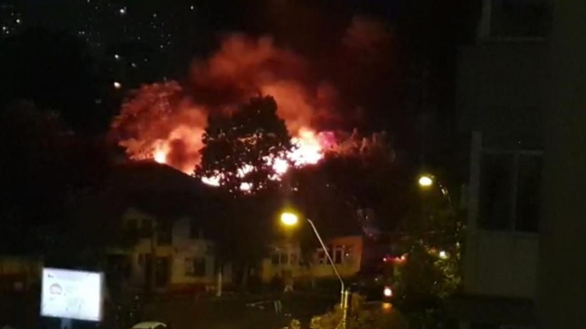 incendiu puternic in capitala trei case din zona vitan cuprinse de flacari uriase