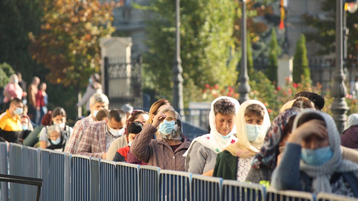 racla cu moastele sfintei parascheva a fost scoasa din catedrala mitropolitana de la iasi