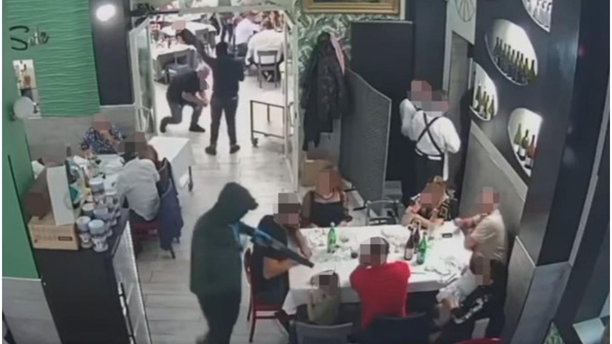 hoti mitraliere amenintari familii copii italia