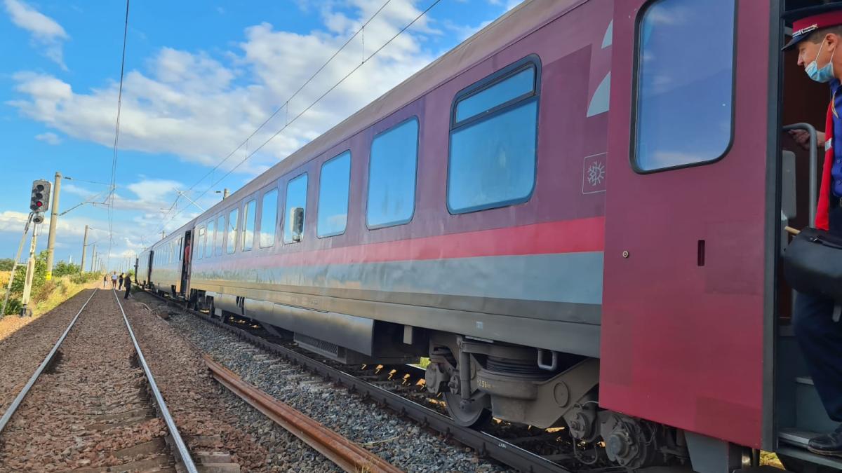 elev liceu nevazator iasi bolnav covid trimis acasa cu trenul microbuz