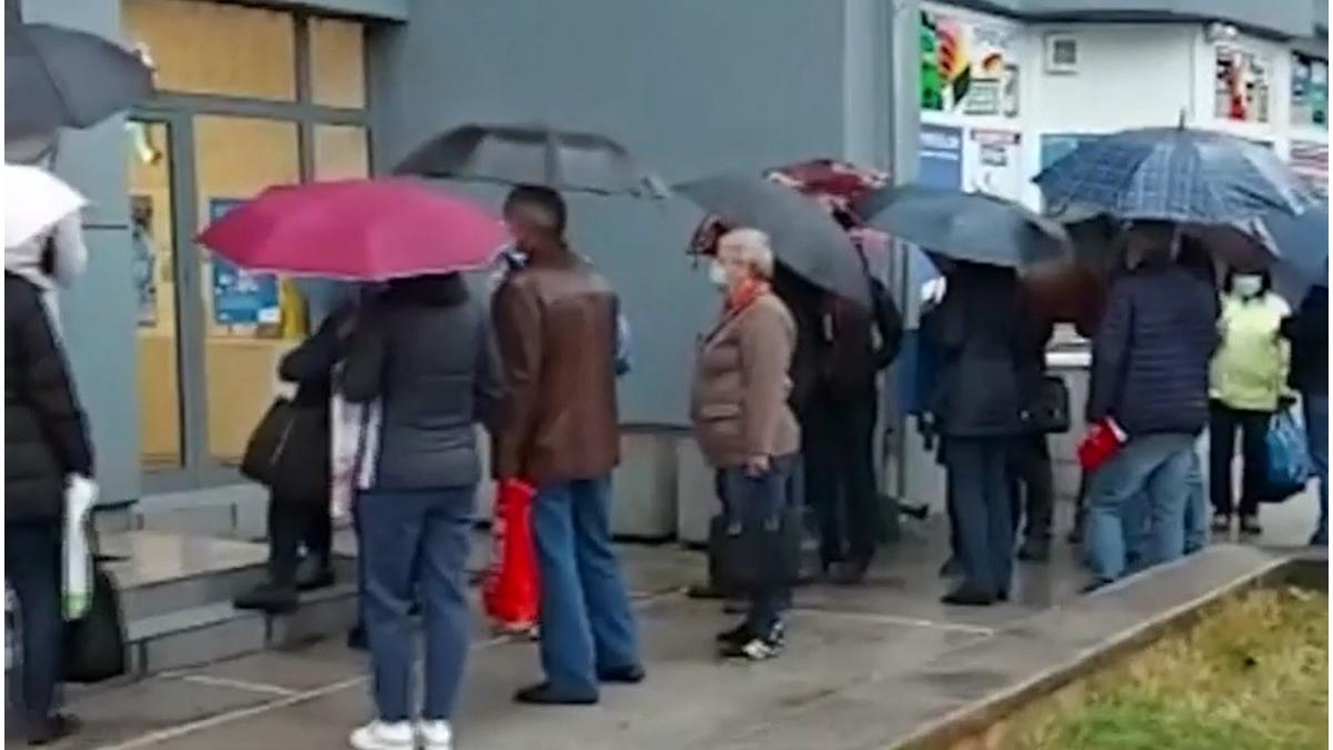 zeci de oameni in ploaie pentru a si schimba furnizorul de gaze dupa ce au primit facturi de 10 ori