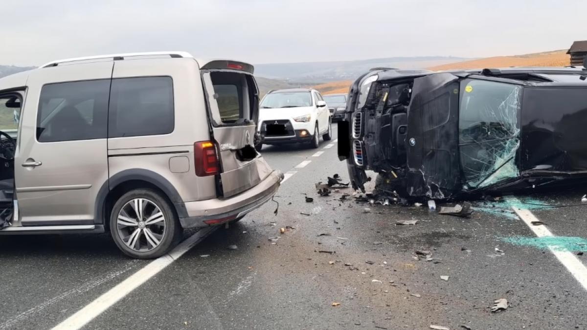 accident spectaculos surprins de o camera de bord pe o sosea din