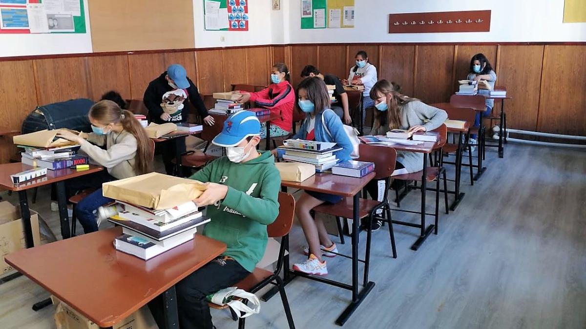 copii pandemie primit carti rechizite sika romania fundatia mereu aproape