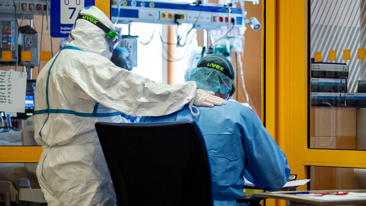 doi oameni murit ambulante curte spital craiova