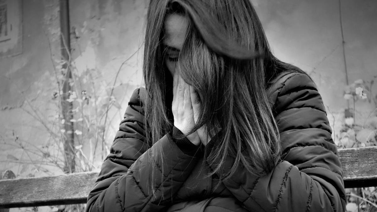 eleva constanta pipaita abuzata trei baieti holul liceului