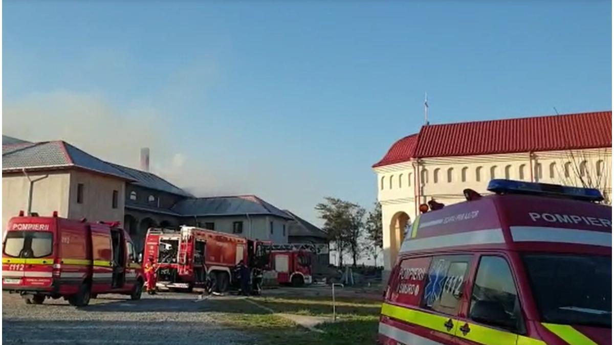 incendiu la o manastire din constanta zeci de pompieri lupta cu flacarile ridicate spre cer