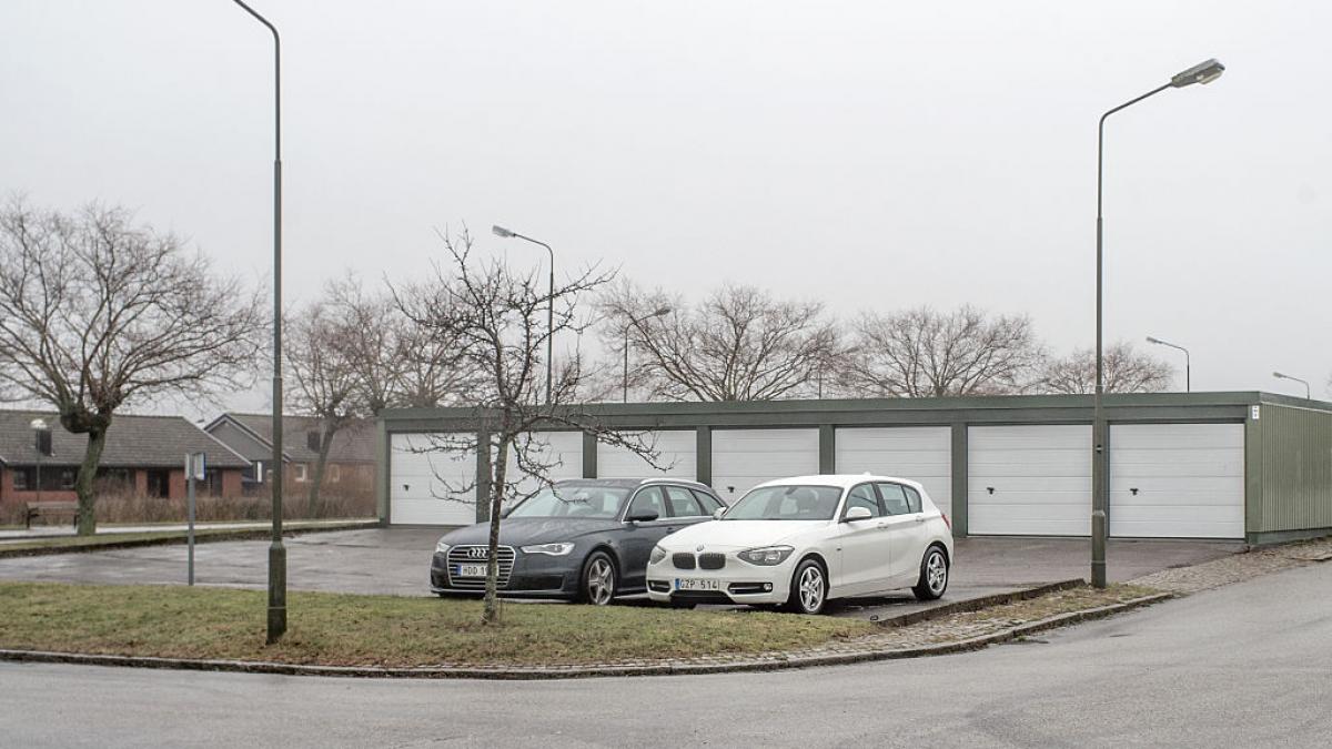 barbati scos 10 000 lei card furat masina sectorul 4