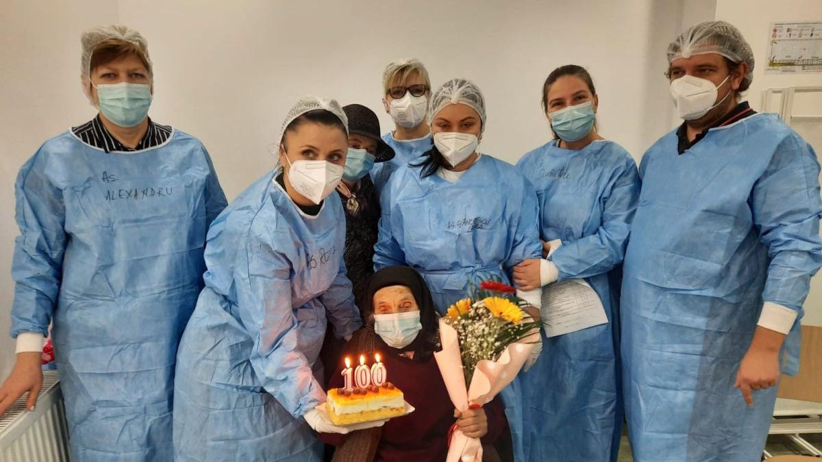 o femeie in varsta de 100 de ani a decis sa se vaccineze chiar de ziua ei