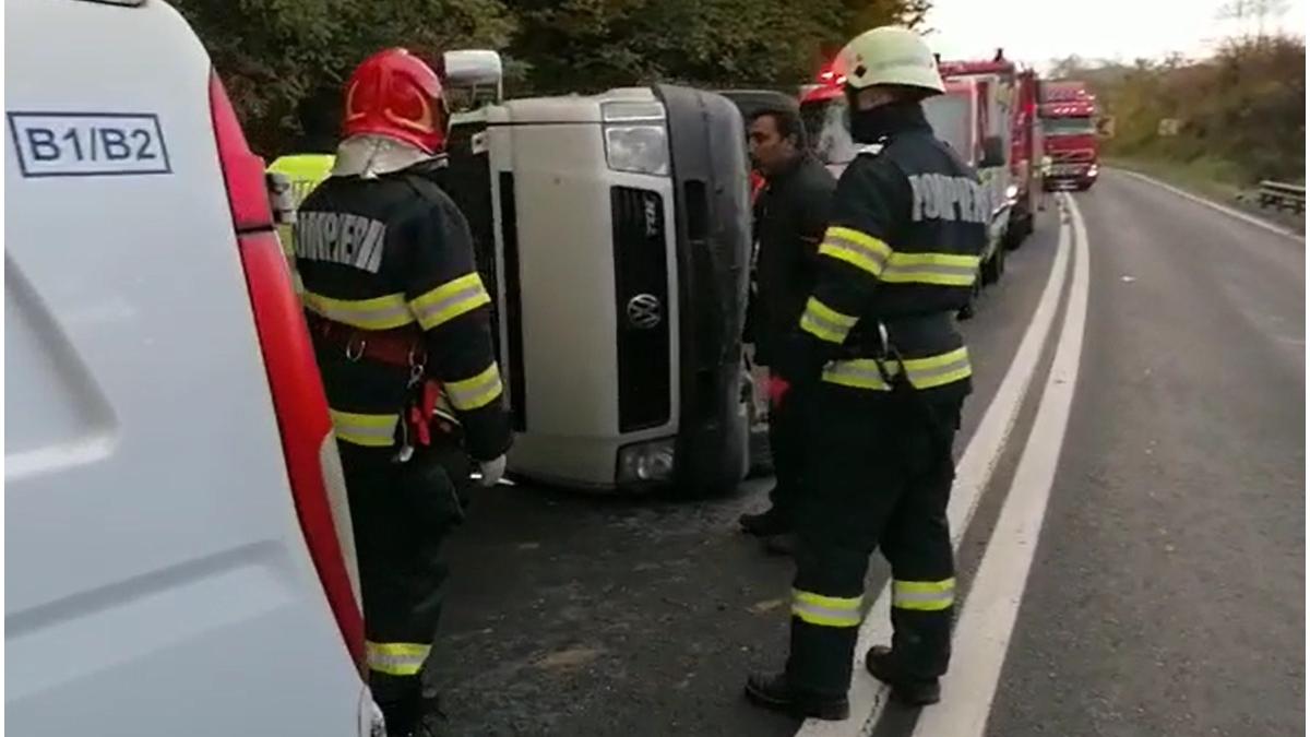 un microbuz s a rasturnat in judetul cluj sase persoane transportate la spital