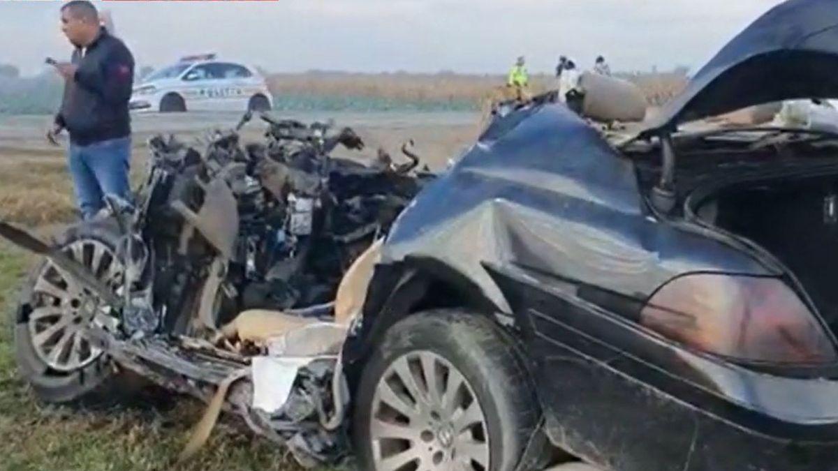 o masina a fost spulberata de un camion pe dn7 trei oameni au murit