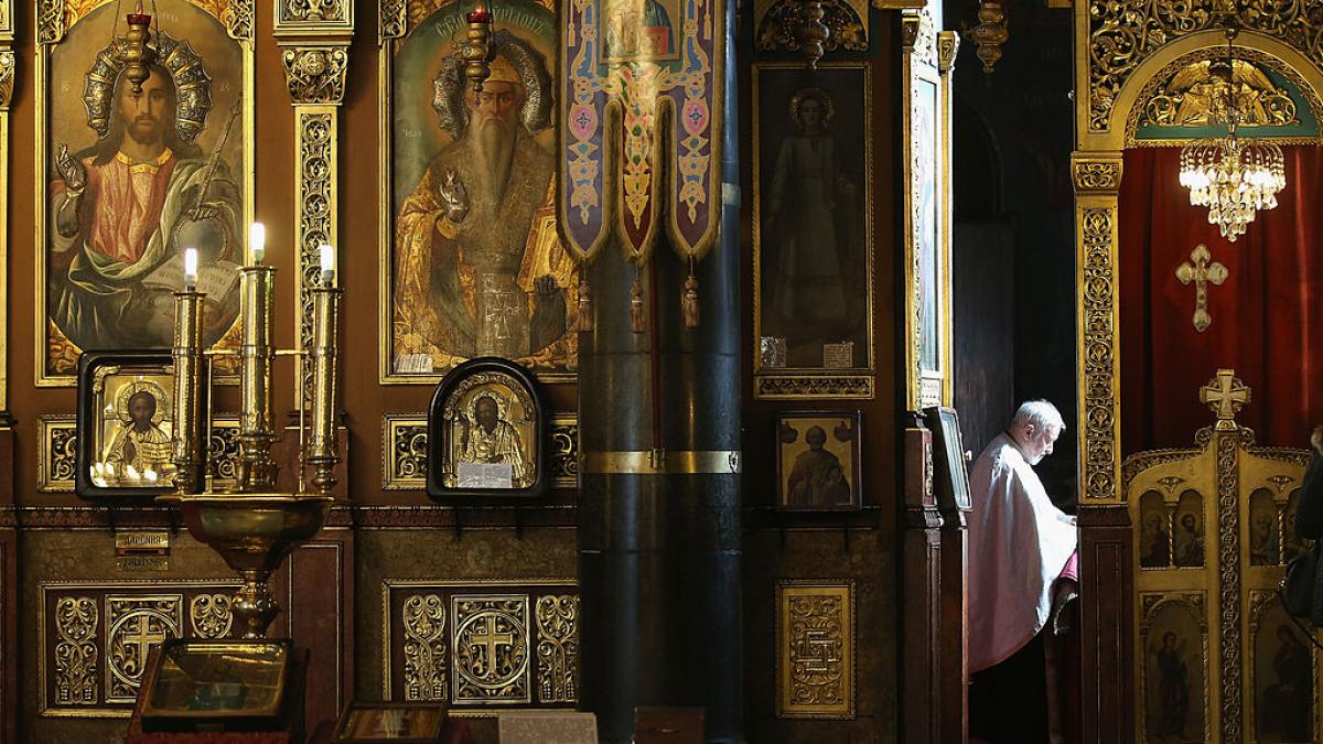 medic opriti slujbele biserici ramana biserici fara enoriasi