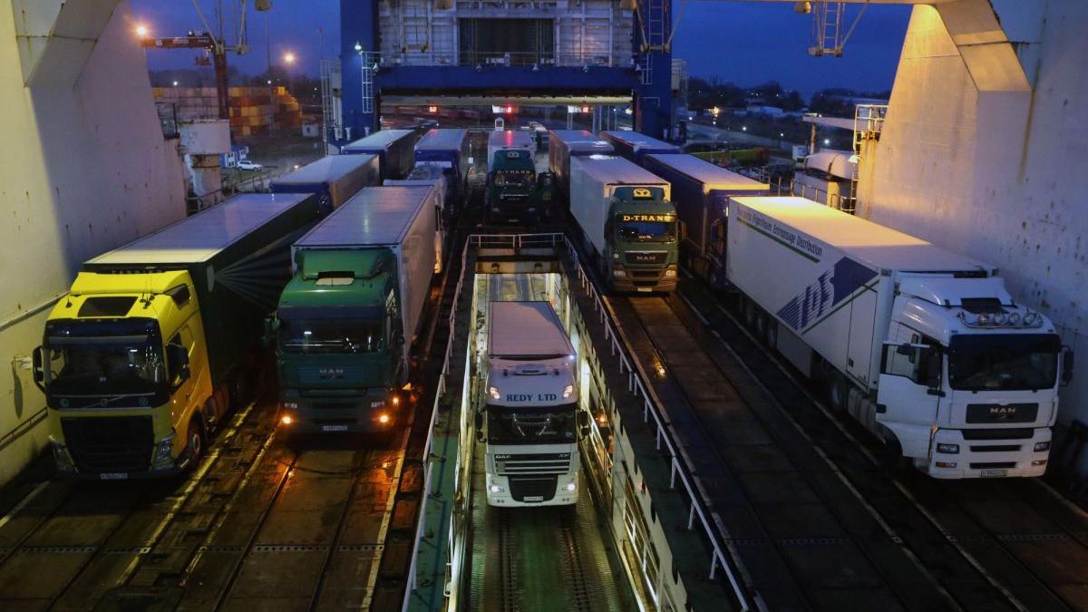 criza soferi profesionisti romania cauta 45 000 conducatori auto licentiati