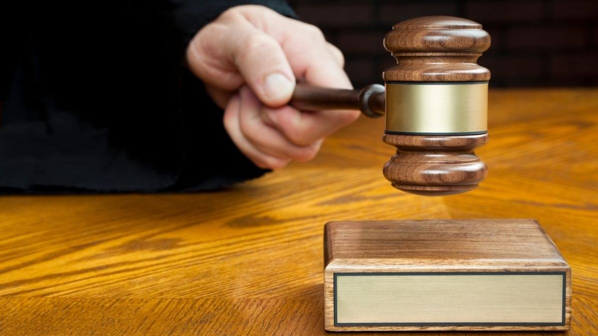 un om de afaceri din bucuresti si doi consilieri locali retinuti de procurori