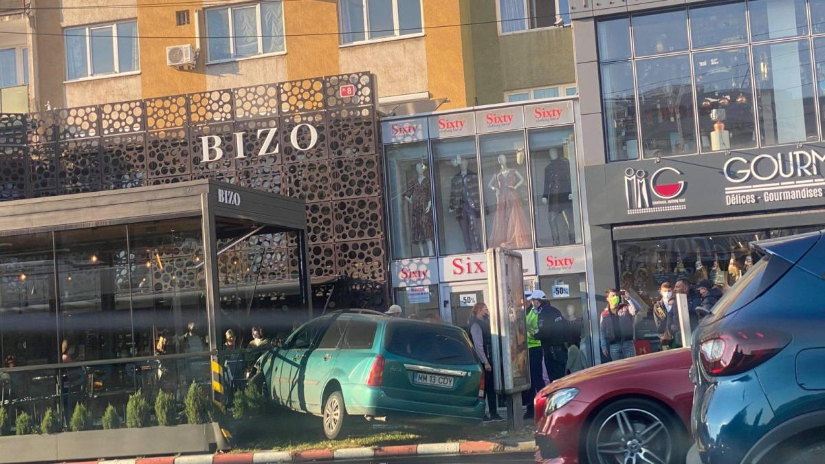 o soferita a intrat cu masina intr o terasa la baia mare