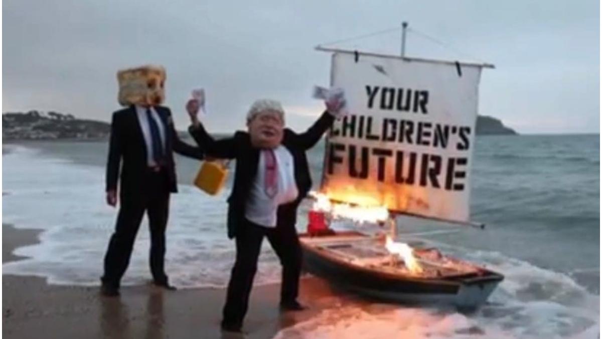 protestatar deghizat boris johnson incendiere barca cop26