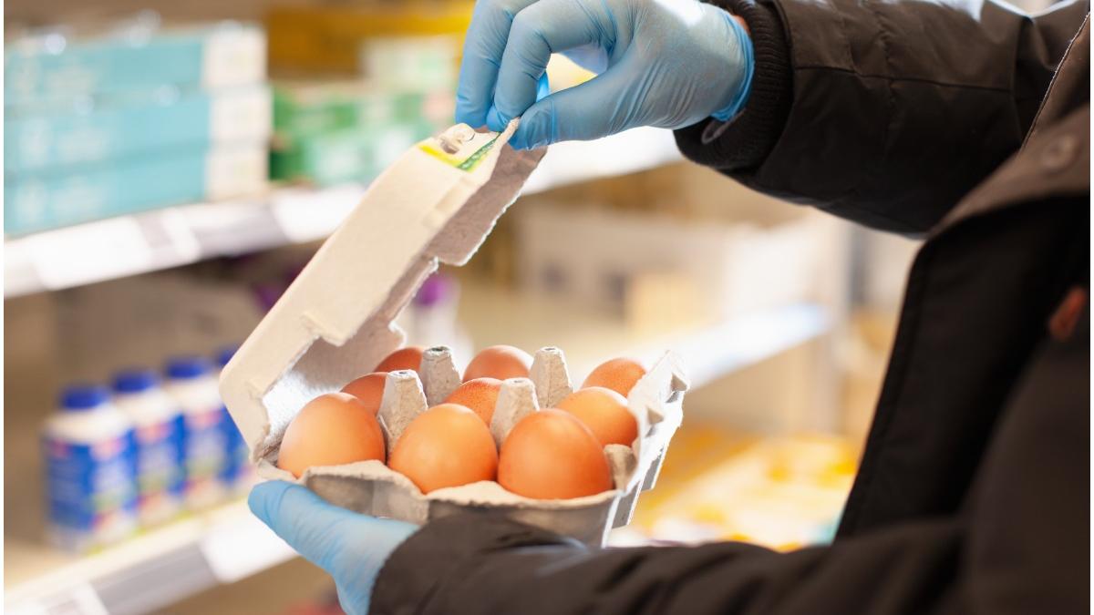 sute de mii de oua cu origine falsificata vandute in romania