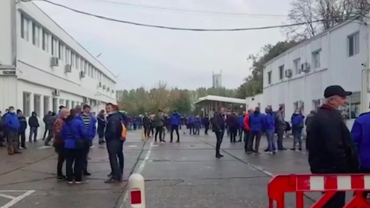 oras intreg blocat de o greva spontana transportul public locuitorii asteapta autobuzele