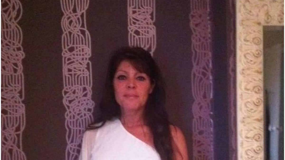 femeie moarta valiza