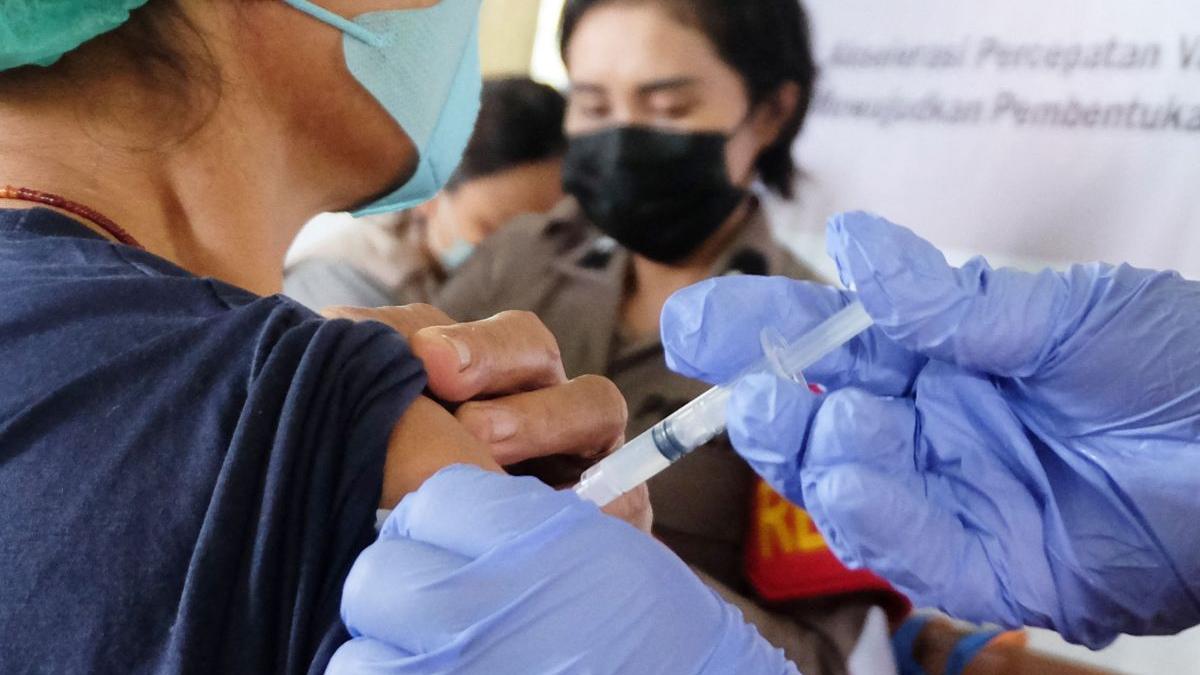 franta doza a treia varstnici valul cinci emmanuel macron certificat covid