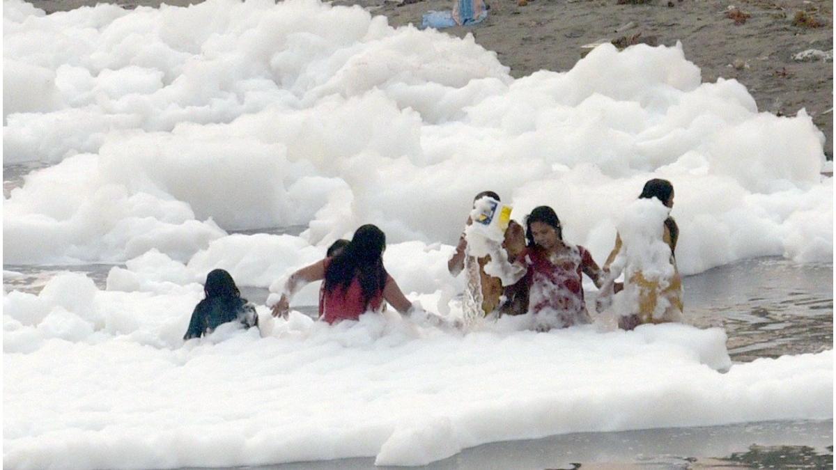 spuma toxica rau india hindusi scaldare traditie