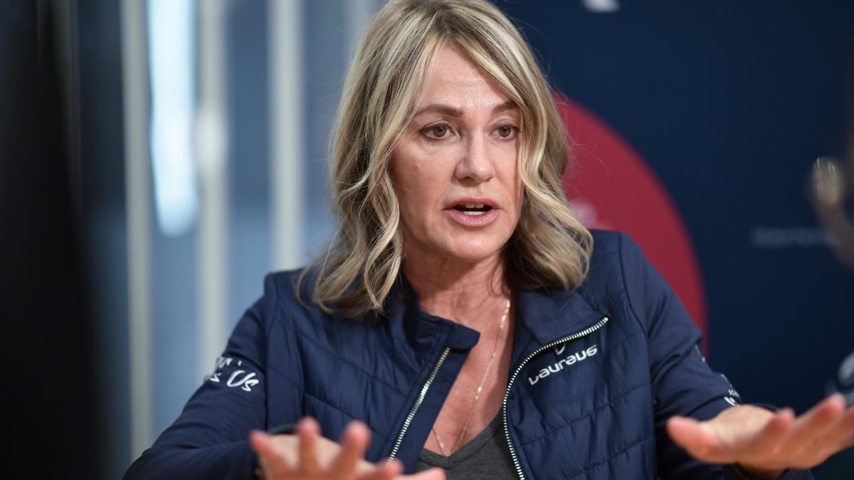 nadia comaneci decorata cu steaua romaniei in grad de mare ofiter a implinit 60 de ani