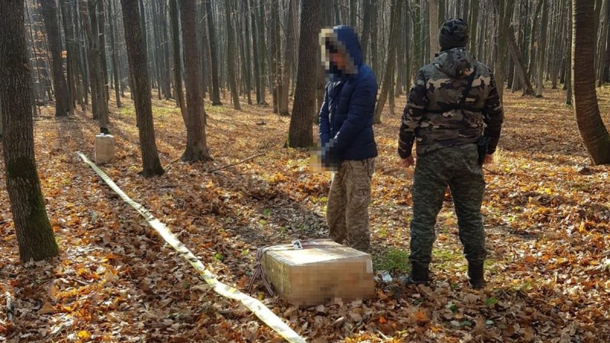 contrabandisti alergati prin padure politistii au tras focuri de arma