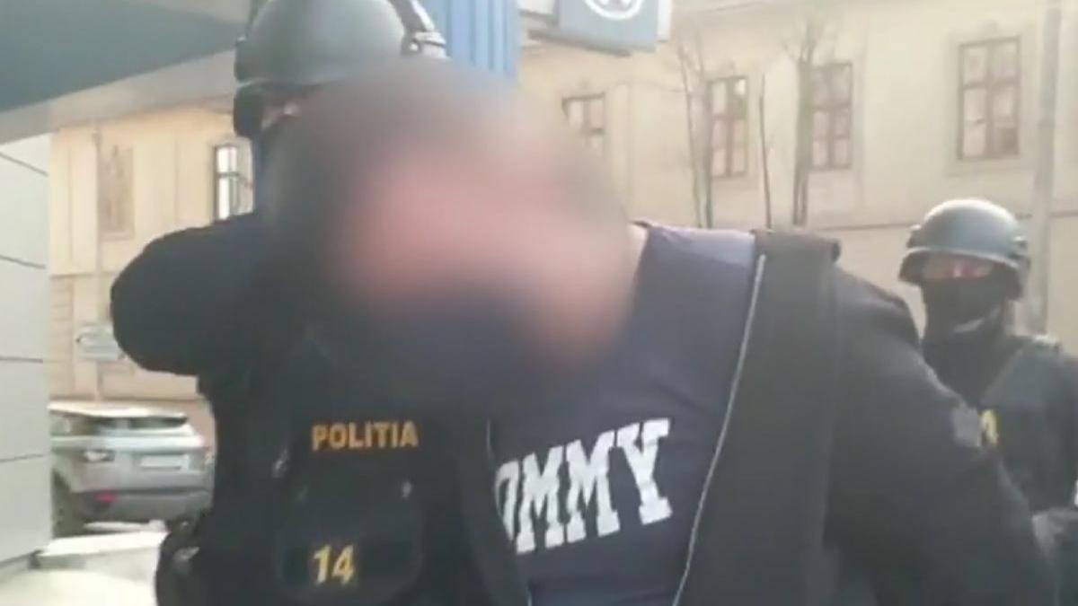 spaga saptamanala 10 000 euro trecerea migrantilor frontiera politist mituit dat vileag