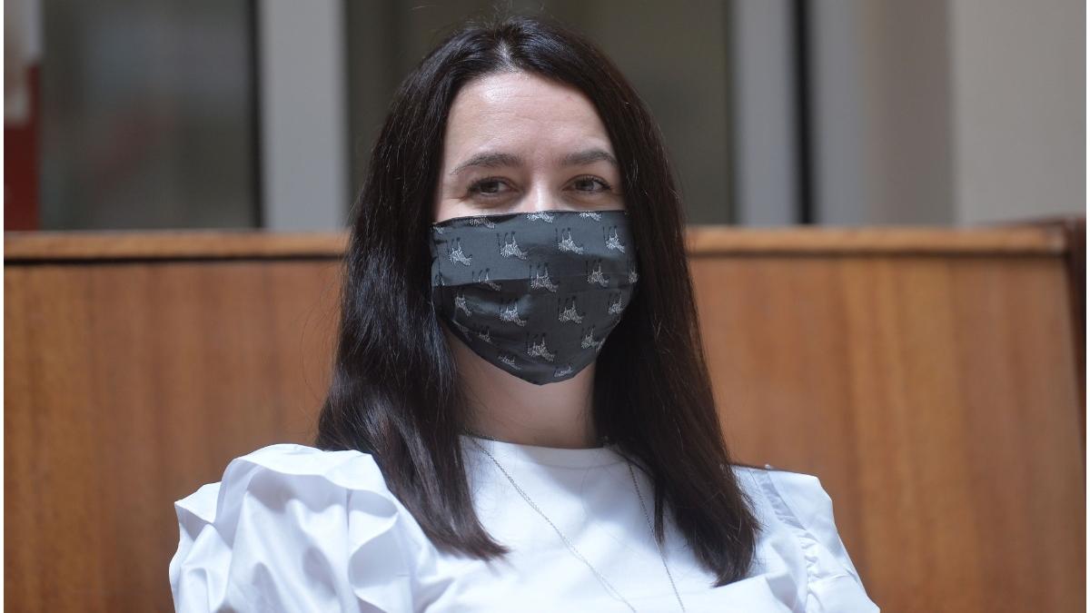 fac amalia nastase blocata o ora pe aeroportul otopeni e plin avionul si stam ca prostii in el