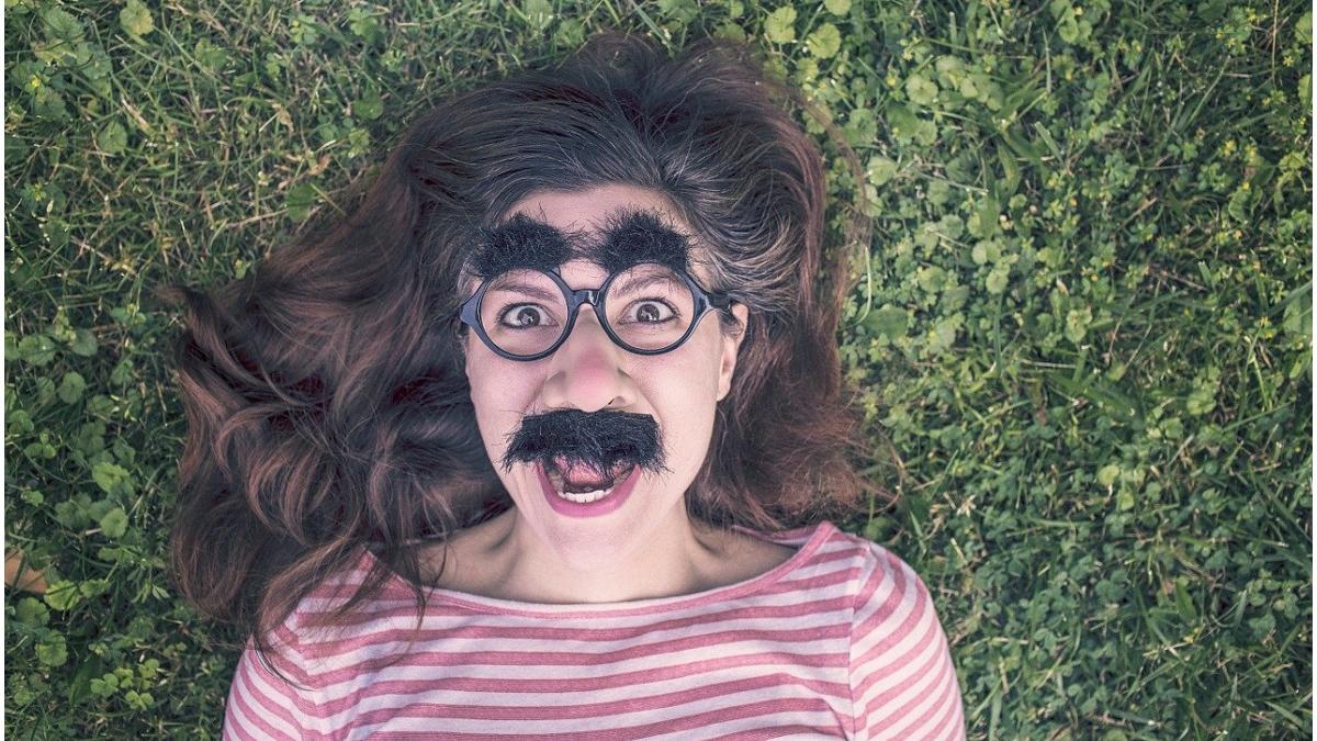 o companie aeriana isi provoaca angajatii si pasagerii sa si lase mustata