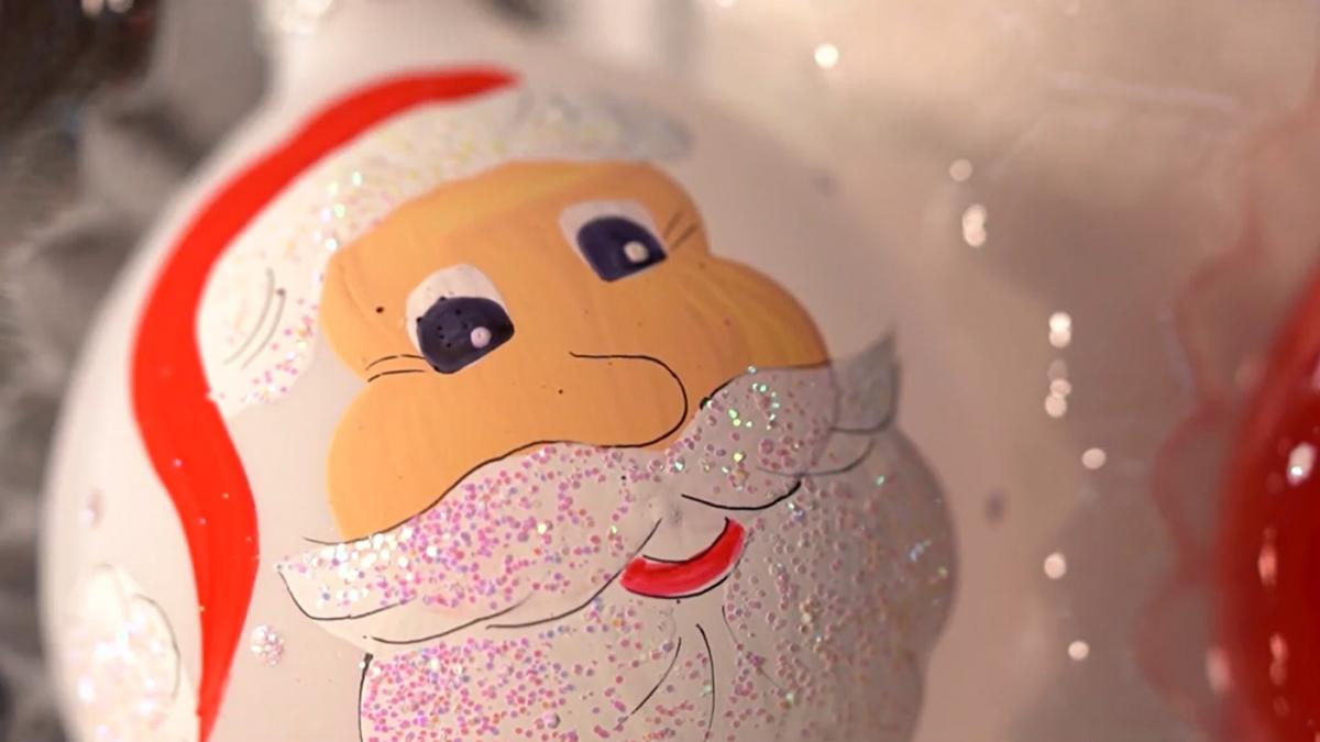 fabrica de globuri de la curtea de arges locul magic vizitat de copii inainte de sarbatori