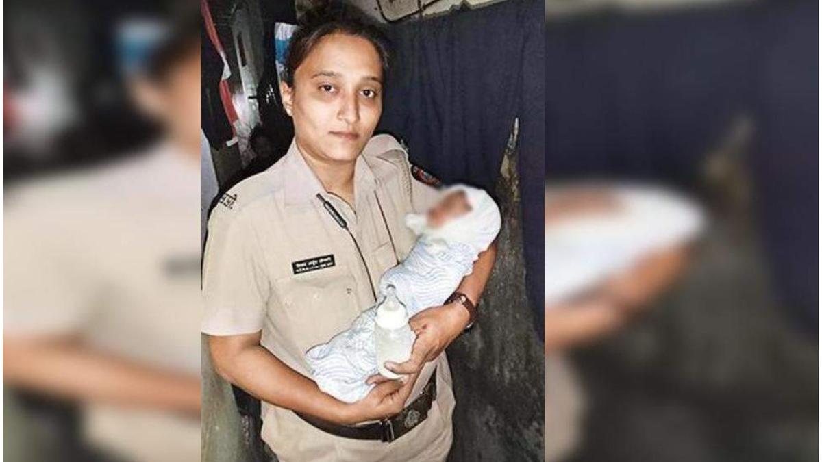 bebelus india abandonat pisici