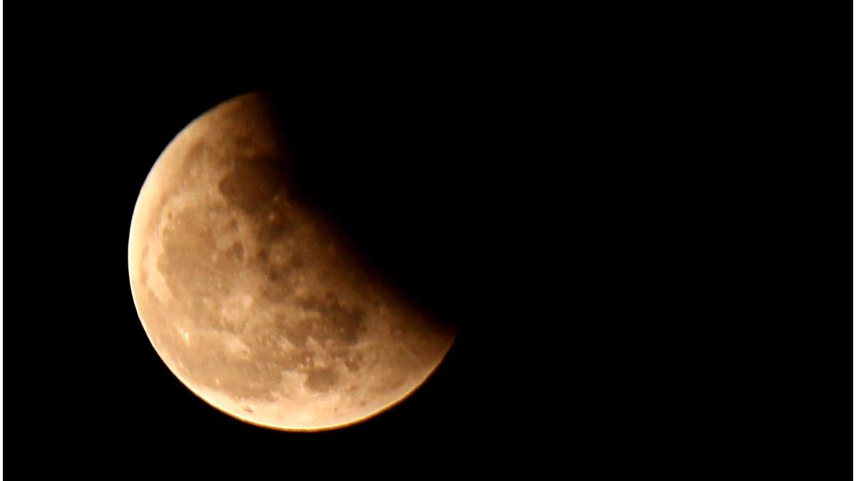 cea mai lunga eclipsa partiala de luna din ultimele sase secole are loc in aceasta noapte